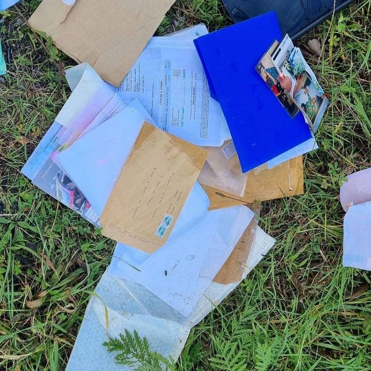 Suite à l'examen des éléments visuels, voici une estimation des déchets présents :

*   **Papiers et documents divers :** On observe une quantité importante de papiers, enveloppes, documents administratifs et potentiellement des prospectus. La quantité est estimée à une vingtaine de pièces, pour un poids total d'environ 0.5 kg.
*   **Pochette plastique et accessoires :** Une pochette plastique bleue et d'autres éléments plastiques sont visibles. Estimation : 0.1 kg.
*   **Boitier plastique :** Un boitier plastique noir est présent, son poids est estimé à 0.2 kg.
*   **Photo :** Une photographie est visible, le poids est négligeable.
*   **Boite :** Une boite en plastique noire est visible, son poids est estimé à 0.3 kg.
