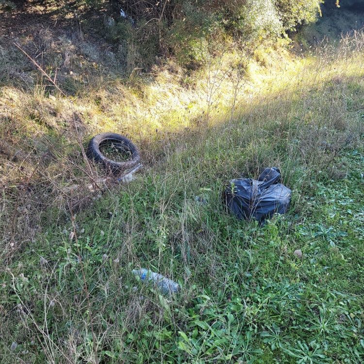 Déchet pneu , bouteille plastique et sac plastique noir 