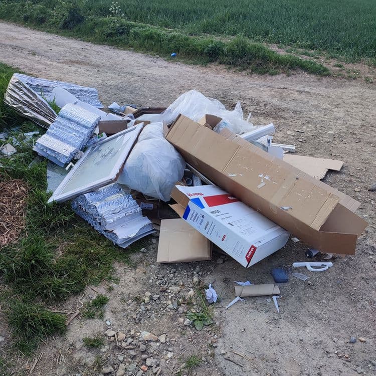Voici une estimation des déchets présents sur l'image :

*   **Isolant réfléchissant** : Environ 5 kg, une pile de plaques.
*   **Cadre de fenêtre** : Environ 3 kg, un cadre visible.
*   **Sacs en plastique** : Environ 1 kg, plusieurs sacs.
*   **Cartons d'emballage** : Environ 4 kg, plusieurs cartons dont un de radiateur.
*   **Divers plastiques** : Environ 1 kg, différents éléments comme une poignée de fenêtre.
*   **Rouleau cartonné** : Environ 0.1 kg, un rouleau de carton.