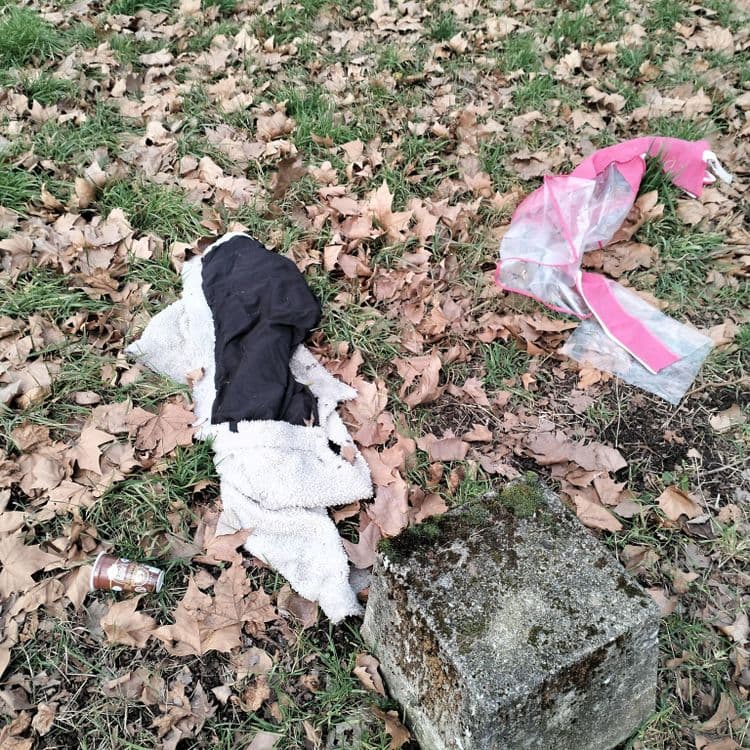 Vêtements abandonnés au bord d'une piste cyclable 