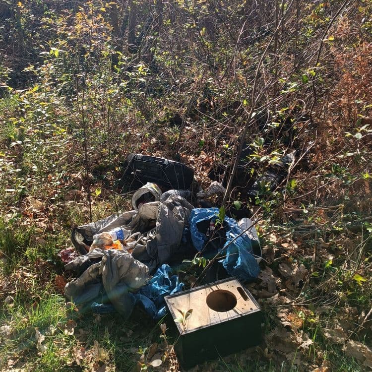 Voici une estimation des déchets présents sur l'image :

*   **Déchets plastiques (sacs, emballages)** : Environ 3 kg, comprenant plusieurs sacs en plastique de différentes couleurs (gris, bleu) et divers emballages alimentaires.
*   **Appareil électronique (radio)** : Environ 2 kg, un seul appareil visible.
*   **Bois (caisse)** : Environ 1 kg, une seule caisse en bois.
*   **Divers** : Environ 1 kg (bouteille en plastique, papiers)
