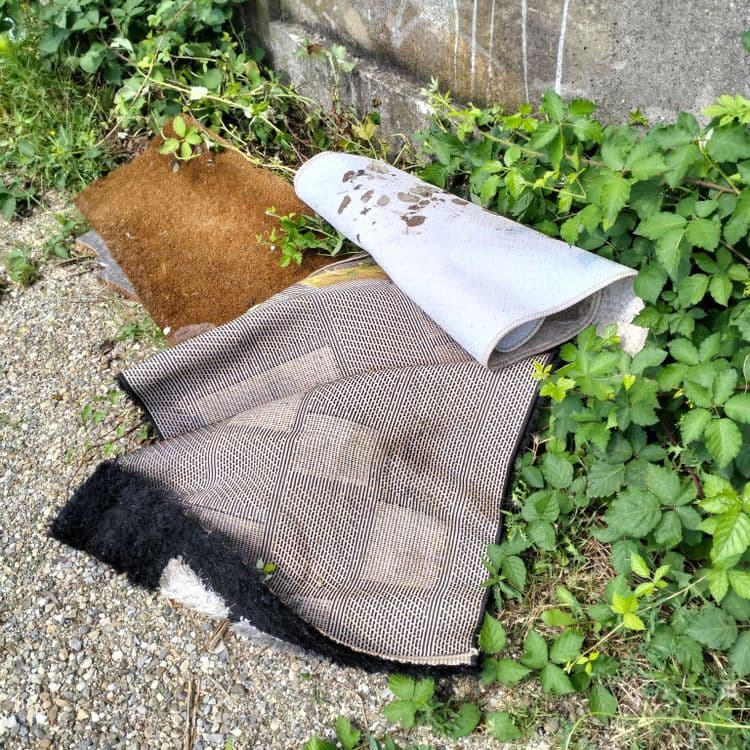 Plusieurs tapis au bord de la route 