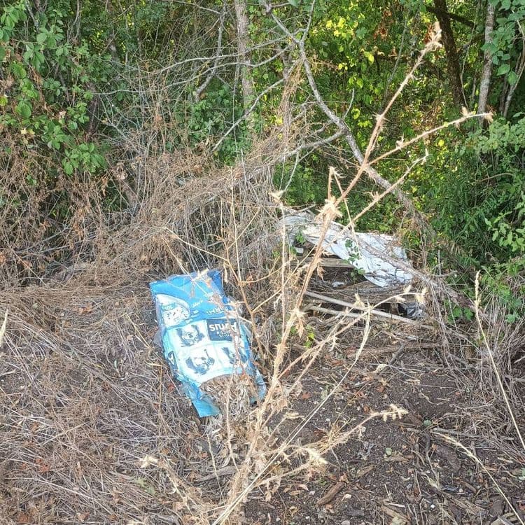 Bâche en plastique et sac de croquettes qui a servi au transport de déchets verts