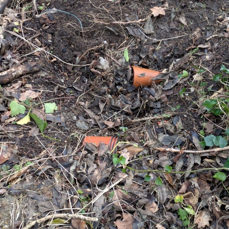 Je constate la présence d'ordures, de panneaux de mélaminé blanc , d'objets en plastique et de sac poubelle dégradant l'environnement.