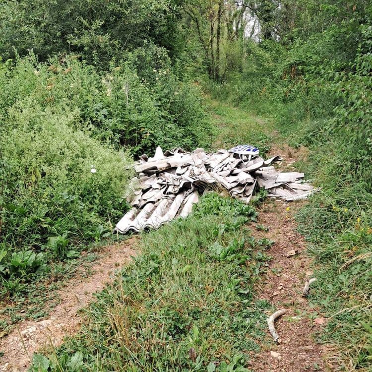 Un tas d everite est déposé en travers du chemin des eaux claires.