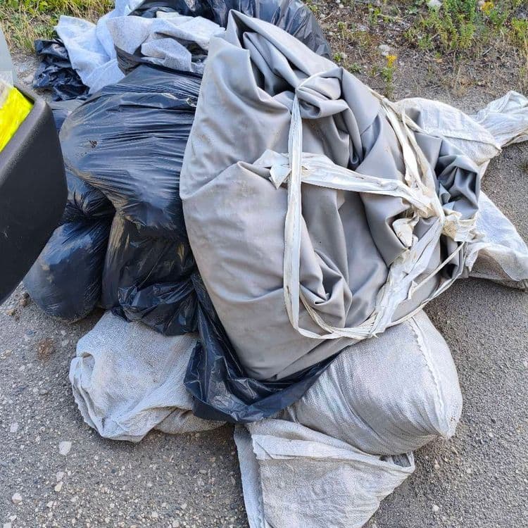 Sacs de gravillons , bâche, végétaux.