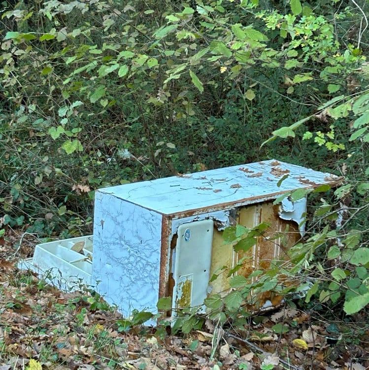 Déchet￼ sauvage d’électroménager présent depuis une semaine sur le bas-côté de la route, Mairie prévenue il y a une semaine mais attendait le signalement sur l’application pour intervenir. C’est chose faite. Merci