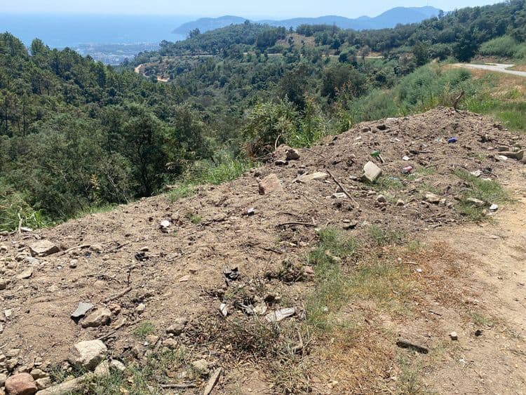 Plus ou moins 1 tonnes, dépôt sauvage et déchet