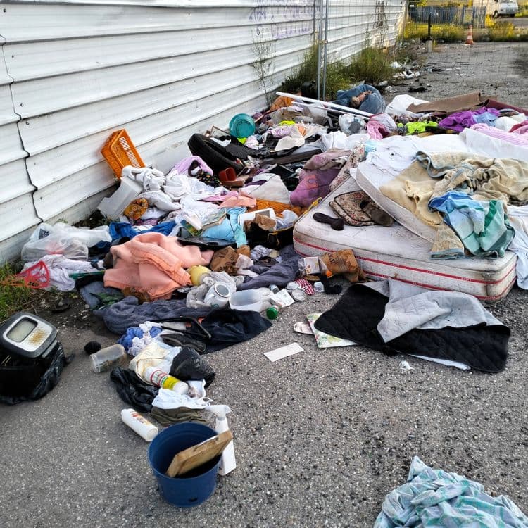 Vêtements, pneus usagés, matelas, déchets divers à proximité d'un chantier 