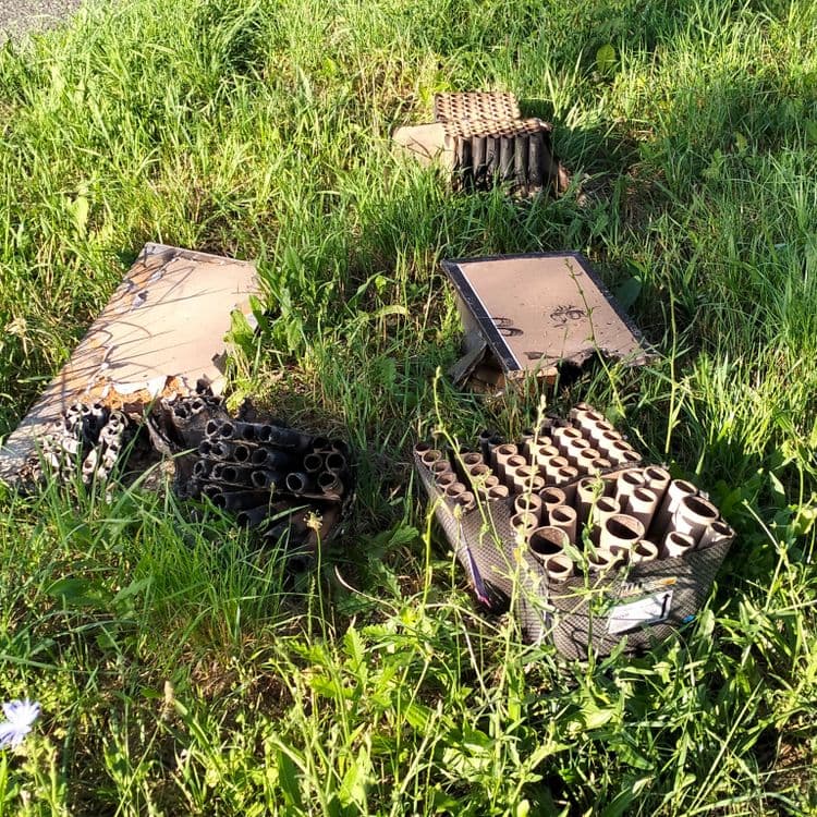 Restes de feux d'artifice abandonnés au bord d'une piste cyclable 