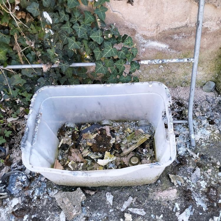 Déchets divers et du bâtiment abandonnés sur un terrain vague 