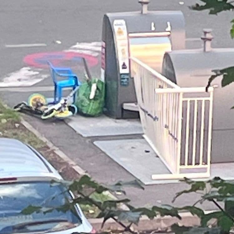 Voisine mie tous c est encombrant devans les poubelles 
