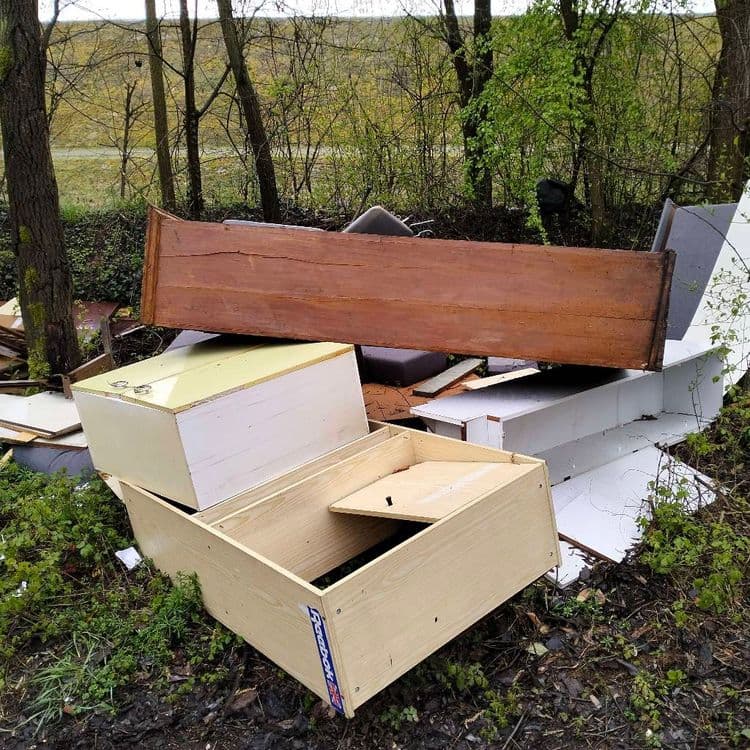 Mobilier et déchets divers abandonnés au bord de la route 