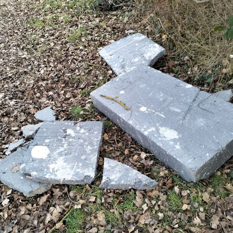 Isolant, déchets divers et gravats de chantier abandonnés sur un terrain vague en bordure d'un étang 