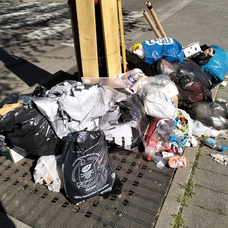Déchets divers abandonnés au bord d'une piste cyclable 