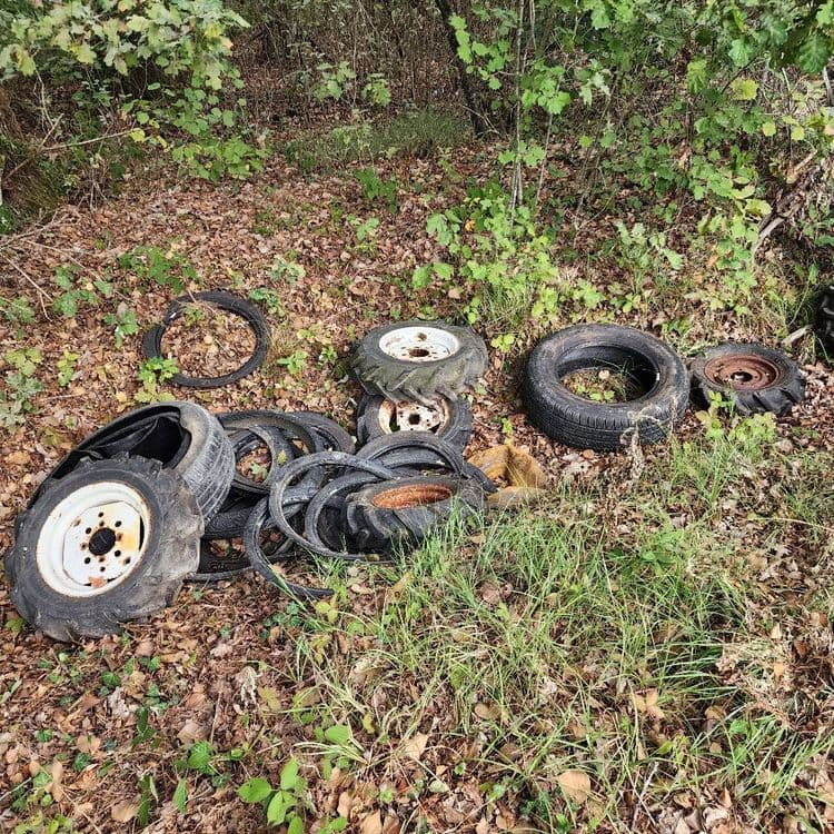 Pneus au niveau du carrefour du Chêne de l'évangile sur la commune de Chanteau 
