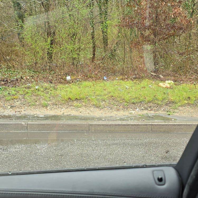 Déchets tout le long de la route, demander au département d'agir.