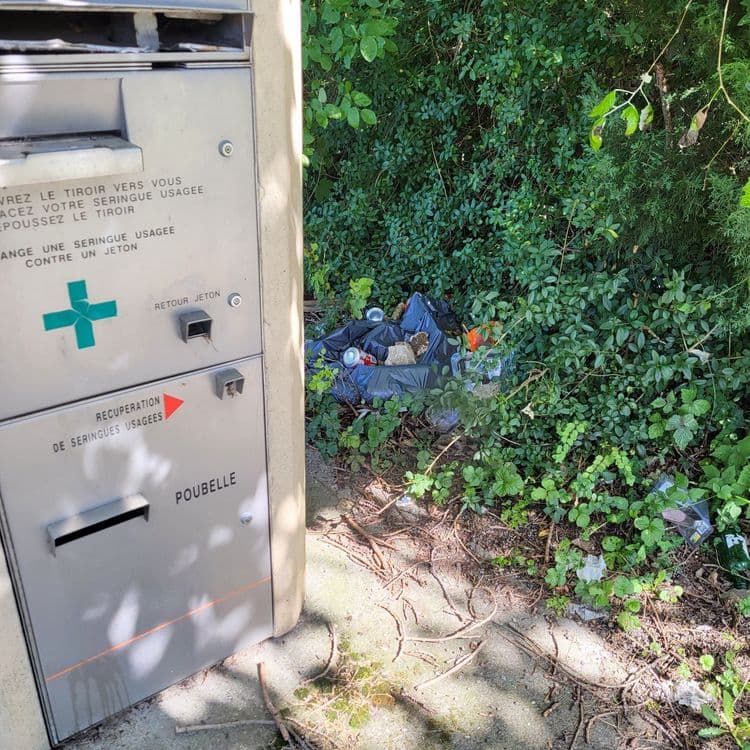En ayant des boîtes de seringues usagers cela emmène le squat 
