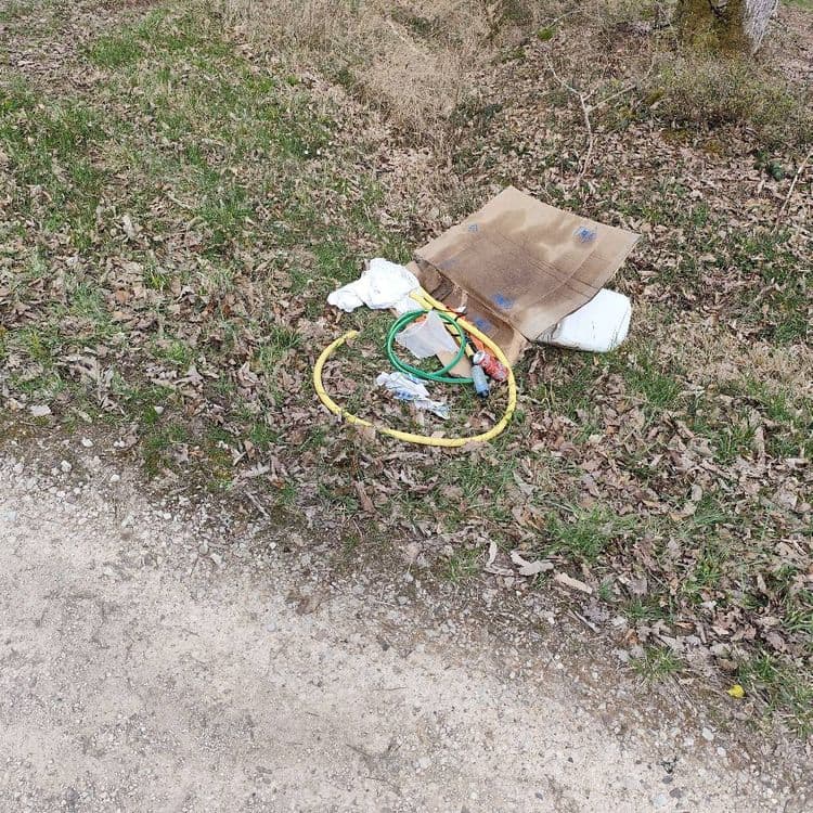 Voici une estimation des déchets présents sur la photo :

On observe des déchets divers :
*   Un carton : environ 0.5 kg
*   Un bidon en plastique blanc : environ 0.2 kg
*   Un tuyau jaune : environ 0.3 kg
*   Un tuyau vert : environ 0.1 kg
*   Une canette : environ 0.02 kg
*   Des emballages plastiques ( sacs, bouteilles, etc.): 0.1 kg
*   Un textile blanc : environ 0.1 kg
