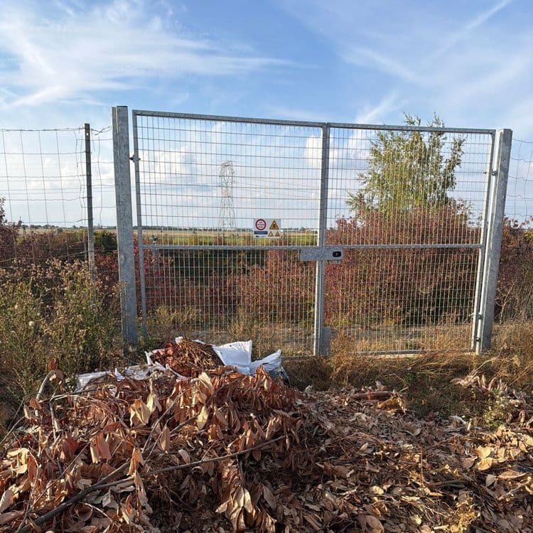 Les déchets abandonnés sur le site sont les suivants :

*   **Déchets végétaux** : Une accumulation de feuilles mortes et de petites branches.
    *   Estimation du poids : Environ 200 kg.
    *   Estimation de la quantité : Un tas volumineux.

*   **Sacs de déchets indéterminés** : Plusieurs sacs de grande taille de couleur blanche. Le contenu exact n'est pas identifiable.
    *   Estimation du poids : Environ 45 kg (pour l'ensemble des sacs).
    *   Estimation de la quantité : 3 sacs.