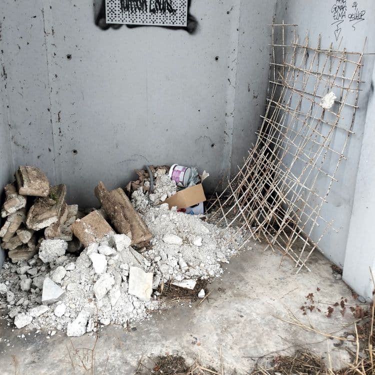 Gravats de chantier abandonnés sous un pont 