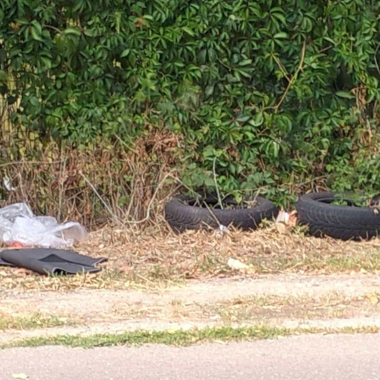 Pneus usagés abandonnés au bord de la route 