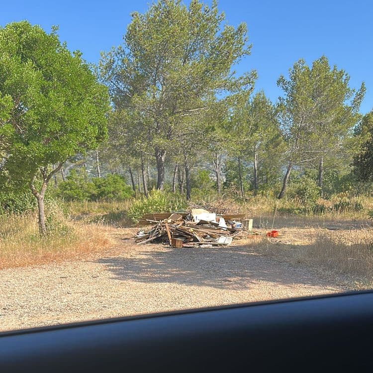 Voici l'analyse des déchets présents sur l'image :

*   **Déchets de bois** : On observe une quantité importante de planches, de morceaux de bois et de palettes fragmentées. On peut estimer le volume total à environ 1 mètre cube. Le poids est estimé à 150 kg.

*   **Déchets de chantier divers** : On distingue des éléments de plâtre, d'isolant, et potentiellement d'autres matériaux de construction. Leur volume est estimé à 0,5 mètre cube, avec un poids estimé à environ 50 kg.

*   **Objets divers** : Un seau en plastique est visible. Son poids est négligeable (environ 0,5 kg).
