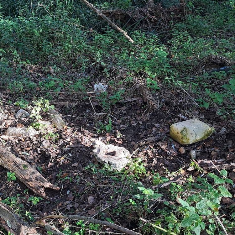 Présence de beaucoup de plastique, verre, objet métallique en milieu humide.
Prévoir bottes ou cuissardes en fonction des périodes de pluies et saisons.