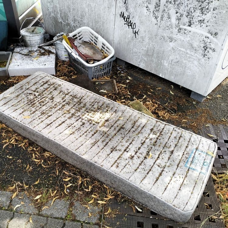 Vieux matelas,restes de peinture, déchets divers 