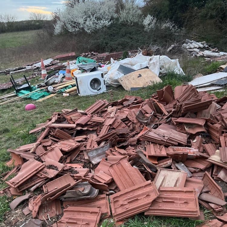 Voici une estimation des déchets présents sur le site :

Une quantité importante de tuiles en terre cuite, représentant environ 500 kg et couvrant une surface d'environ 5 m².

Un lave-linge hors d'usage, dont le poids est estimé à 70 kg.

Divers déchets de chantier tels que des morceaux de bois, des plaques de plâtre et des restes d'isolant, représentant un volume d'environ 2 m³ et un poids total d'environ 150 kg.

Quelques objets divers comme des cônes de signalisation, une chaise cassée, une bassine et un ballon, totalisant environ 10 kg.

Un sac de gravats ou de déchets divers, estimé à environ 30 kg.

