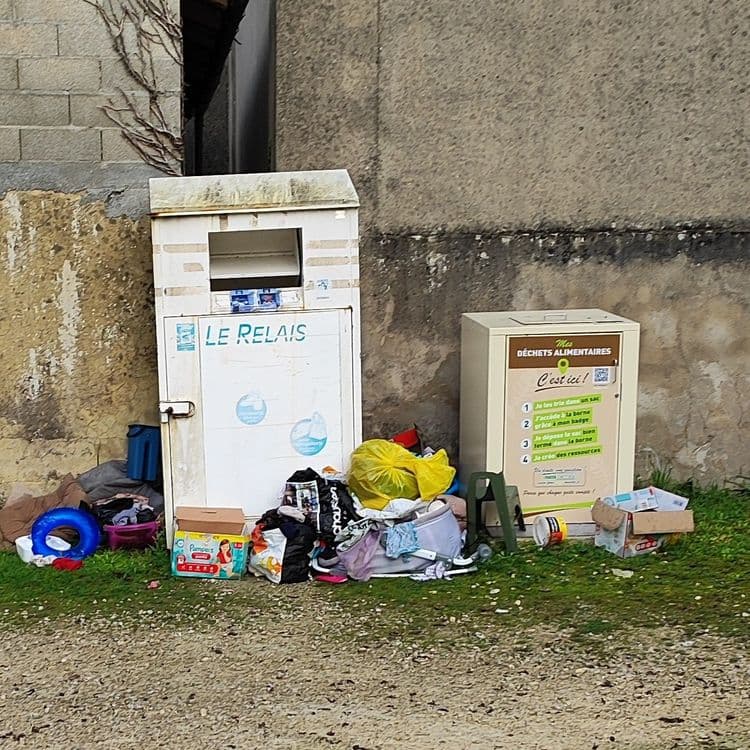Dépôts habits et autres en dehors de la benne de collecte 