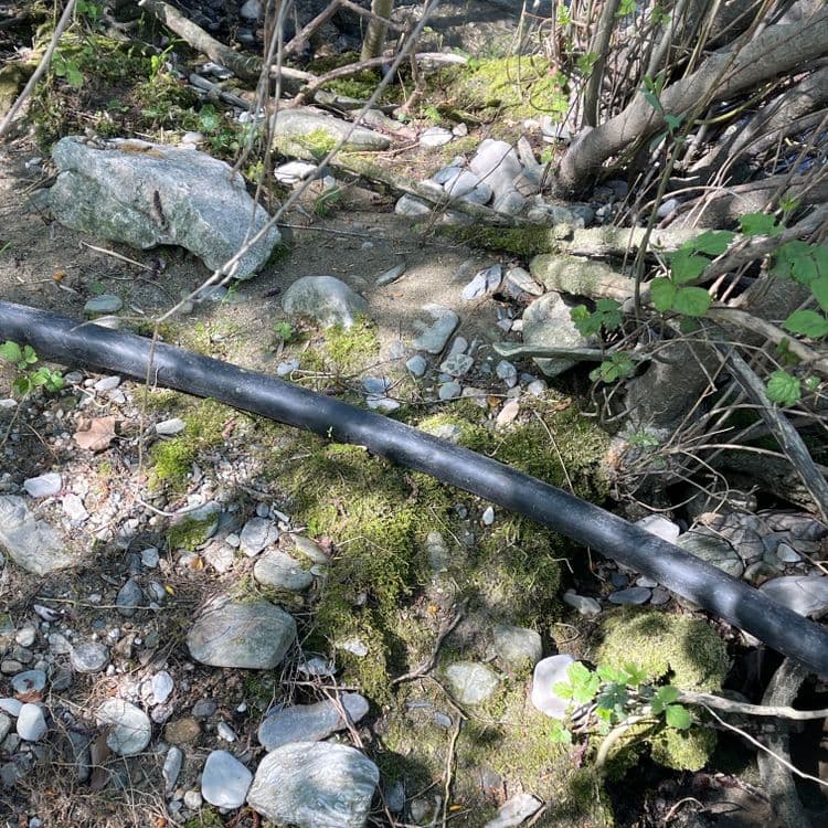 Voici une estimation des déchets présents sur le site :

*   Un tuyau en plastique noir, pesant environ 2 kg et d'une longueur d'approximativement 1,5 mètre.