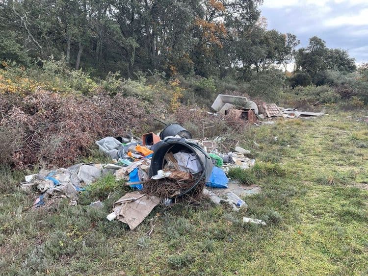 Voici une estimation des déchets présents sur les photos, ainsi qu'une évaluation de leur poids et quantité :

**Déchets de construction et démolition :**

*   **Bois :** Planches, fragments de palettes, environ 25 kg.
*   **Plastique :** Fragments de revêtements, pots, environ 5 kg.
*   **Fibrociment :** Fragments, environ 10 kg.
*   **Verre :** Débris, environ 3 kg.
*   **Sanitaire :** Baignoire ou élément similaire, environ 30 kg.

**Déchets verts :**

*   **Branchages et végétaux divers :** Environ 15 kg.
*   **Palmes séchées :** Environ 5 kg.

**Déchets ménagers et divers :**

*   **Plastique :** Bouteilles, emballages, sacs, environ 5 kg.
*   **Carton :** Emballages, environ 3 kg.
*   **Métaux :** Ferrailles rouillées, environ 10 kg.
*   **Textiles :** Bâche bleue, environ 2 kg.
*   **Pots de fleurs:** Divers modèles, environ 10kg.

**Objets encombrants :**

*   **Réservoir/Cuve en plastique :** 1 unité, environ 20 kg.
*   **Grillage** 1 unité, environ 5kg.

**Remarques :**

Les estimations de poids sont approximatives et peuvent varier en fonction de la densité et de l'état des déchets. Les quantités sont basées sur une évaluation visuelle.
