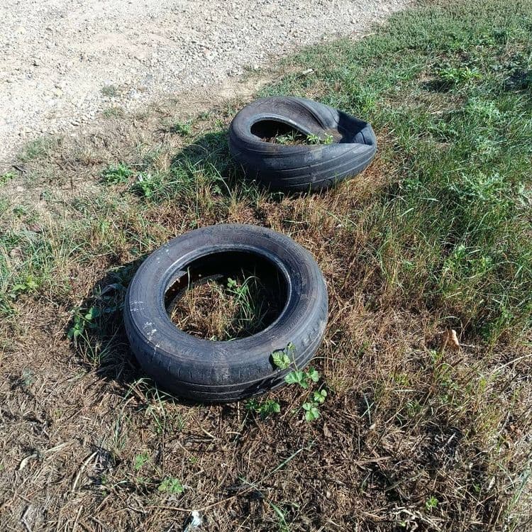 Plusieurs paires de pneus déposés en bordure du Lisos
