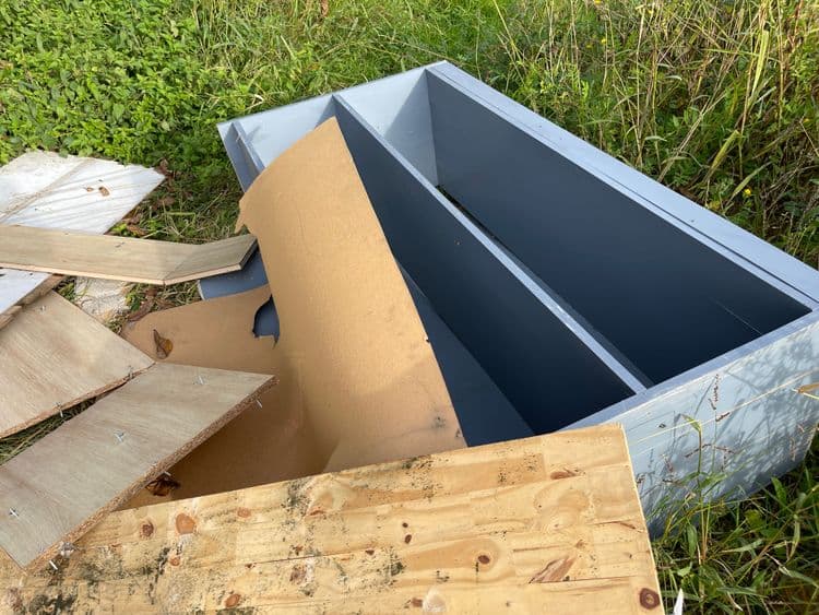 Il y a plusieurs meubles déposés, avec des descriptifs dessus, donc il est facile de retrouver qui vend les produits inscrit sur les meubles. C’est inadmissible surtout que les meubles étaient encore utilisable, il n’avait qu’à les donner.
C’est honteux de salir la nature comme ça 
Il y a aussi des vieux bidons, usagés 