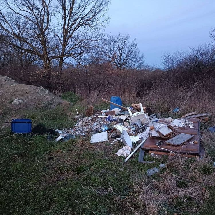 Analyse des déchets présents sur le site :

On observe un dépôt sauvage comprenant divers types de déchets. Parmi ceux-ci, on distingue des déchets de construction et de démolition, incluant des fragments de plâtre, des morceaux de bois (estimés à environ 15 kg), et des tuiles (environ 20 kg).

Des éléments de mobilier sont également présents, notamment une chaise en plastique (environ 2 kg) et des parties de meubles non identifiables avec précision (environ 10 kg).

La présence de contenants en plastique, comme des bidons bleus (environ 5 kg chacun, pour un total de 10 kg), est également notée.

Enfin, des déchets divers tels que des emballages, des plastiques variés et d'autres détritus non spécifiés sont éparpillés sur le site (estimés à environ 15 kg).

Le poids total estimé des déchets s'élève à environ 72 kg.
