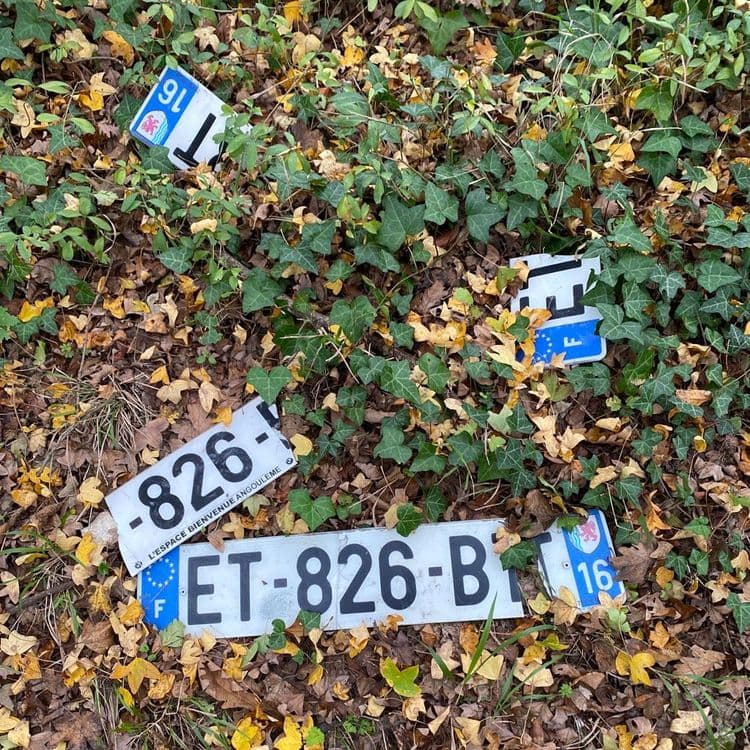 plaque identique ???