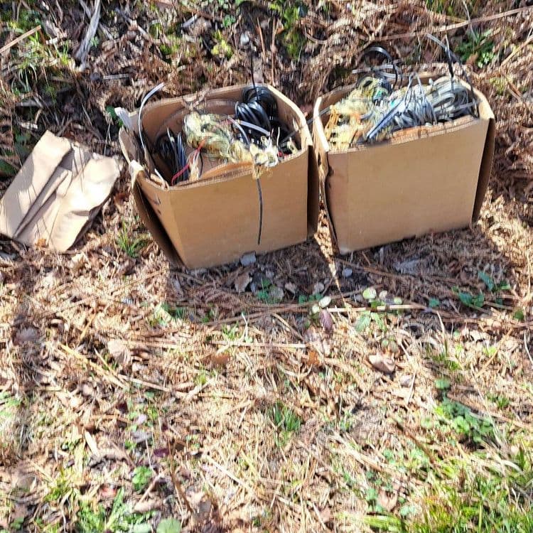 Déchets de câblage de fibre optique. Bravo les "professionnels" qui se débarrassent de ça en pleine forêt...