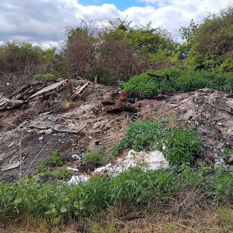 Bonjour,
Je voudrais signaler plusieurs acte et en plus, je connais la personne qui a commis ces dépôts sauvage. Pour plus d'info contacter Mr Nicolas au 0687895053.
Dans ces dépôts sauvages on peut y trouver des gravas, des anciennes fausses septiques, des animaux morts, de l'amiante et bien sûre du plastique brûlé. 