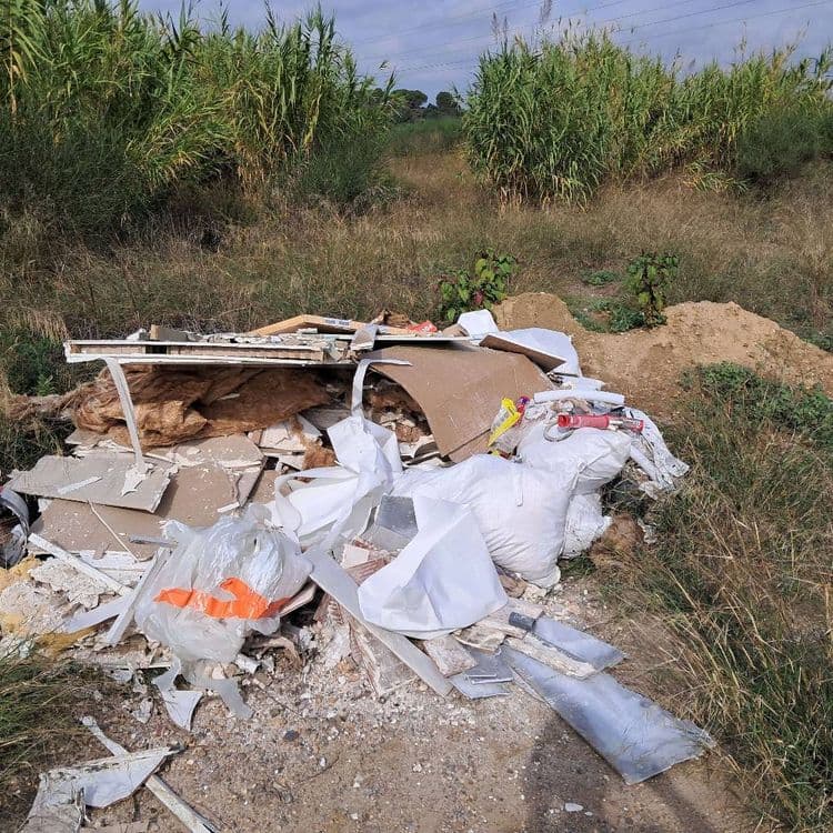 Voici une estimation des déchets présents sur le site :

*   **Débris de plâtre et plaques de plâtre:** Quantité importante, représentant environ 80 kg. Divers fragments et plaques entières.
*   **Isolant (laine minérale ou similaire):** Environ 15 kg. Présent en vrac et possiblement en morceaux compactés.
*   **Carton:** Quelques éléments de carton, estimé à 5 kg. Principalement des morceaux pliés ou déchirés.
*   **Sacs en plastique:** Plusieurs sacs en plastique de différentes tailles et épaisseurs, totalisant environ 3 kg. Certains semblent contenir des débris supplémentaires.
*   **Débris de bois:** Morceaux de bois variés, possiblement issus de construction ou de palettes, pesant environ 10 kg.
*   **Objets métalliques:** Divers éléments métalliques comme des profilés ou des restes d'outils, pour un poids estimé à 7 kg.
*   **Divers:** Petits déchets divers non identifiables précisément, comme des restes de peinture, des emballages, etc., pesant environ 5 kg.
