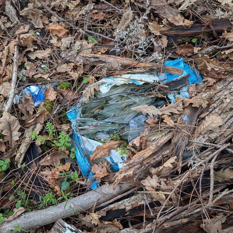 Dépôt de verre brisé, d'un volume de 30 l environ.