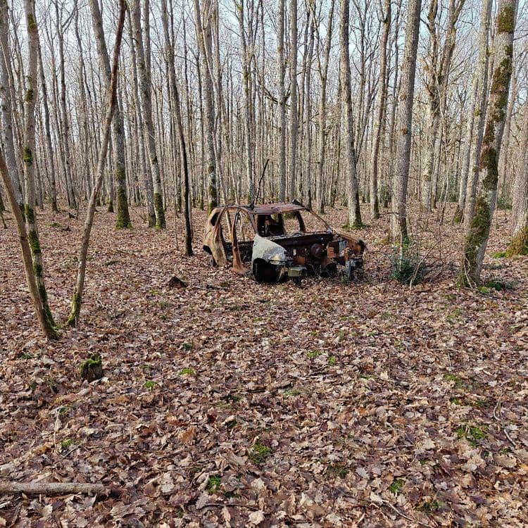 Véhicule incendié abandonné