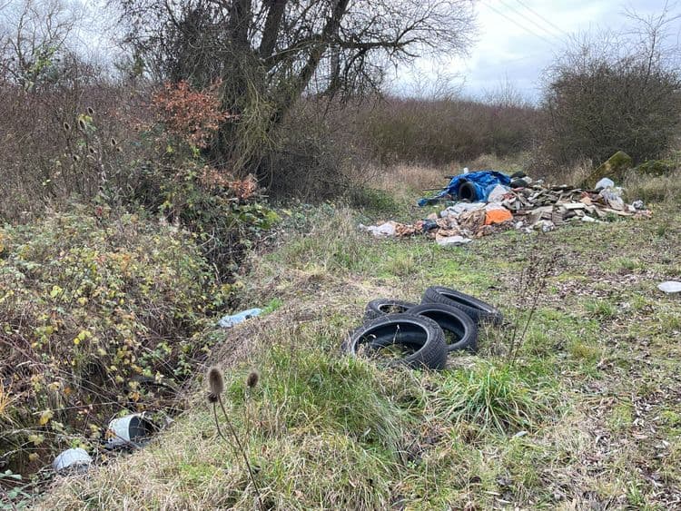 C’est un spot de décharge il y a problème de respect d environnement sur cette route.