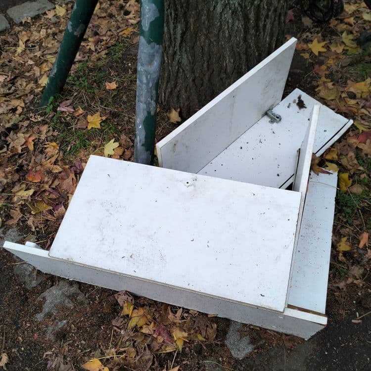 Reste mobilier abandonné sur le trottoir 