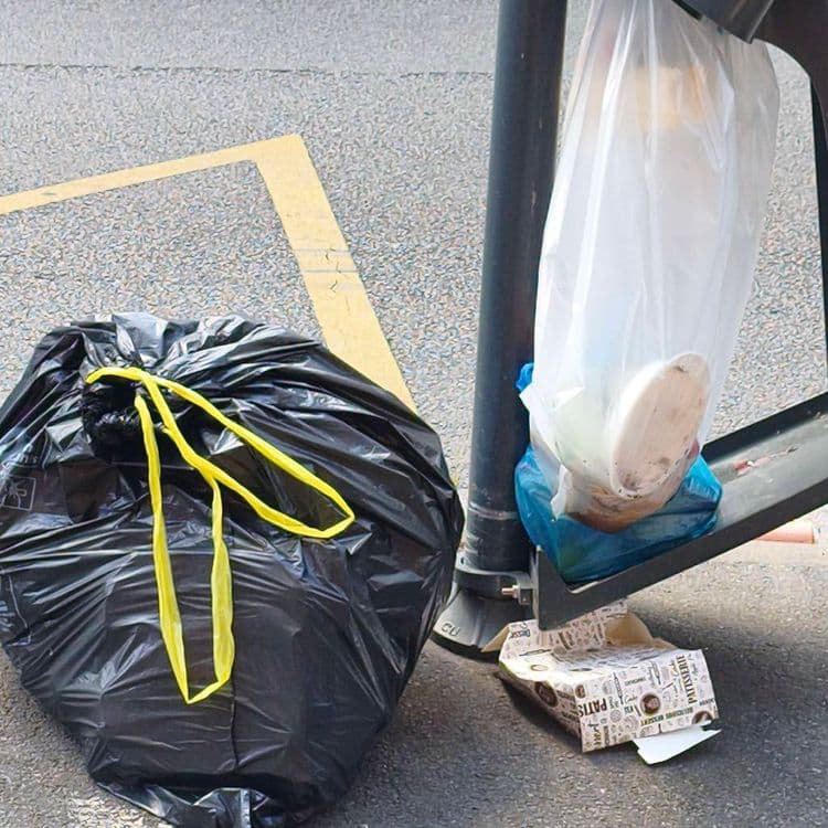 Bonjour j'ai une voisine qui fait que jeté ces sac poubelle devant chez moi étant sous oxygène très malade un manque d hygiène pour ma part car je dort face a ces poubelle j'ai déjà demandé plusieurs fois mes elle sen fou 