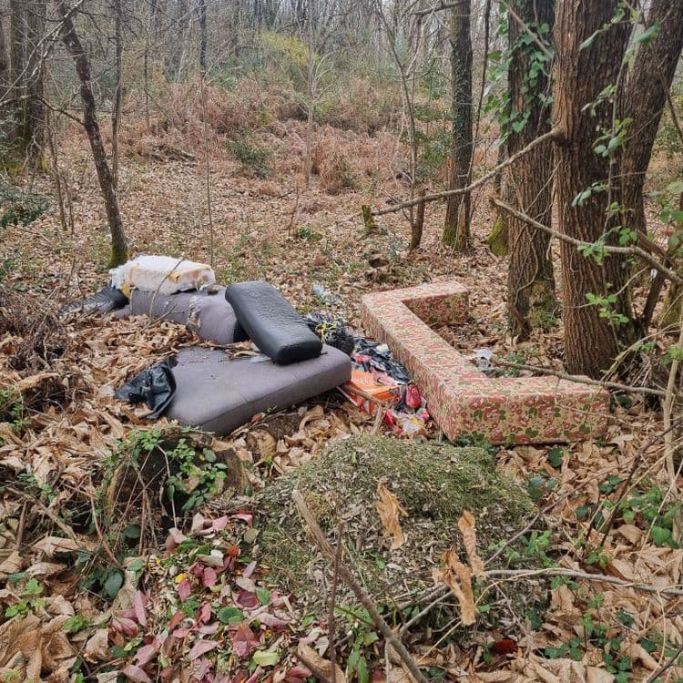 Dechet sur Virelade  après le pont du 6 M de la GSM route Arbanats/ st michel