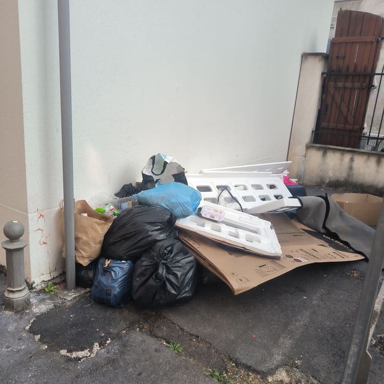 Meuble polystyrène carton poubelles ménagères 