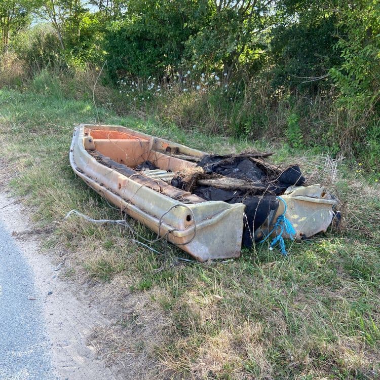 Épave abandonnée en bord de route 
