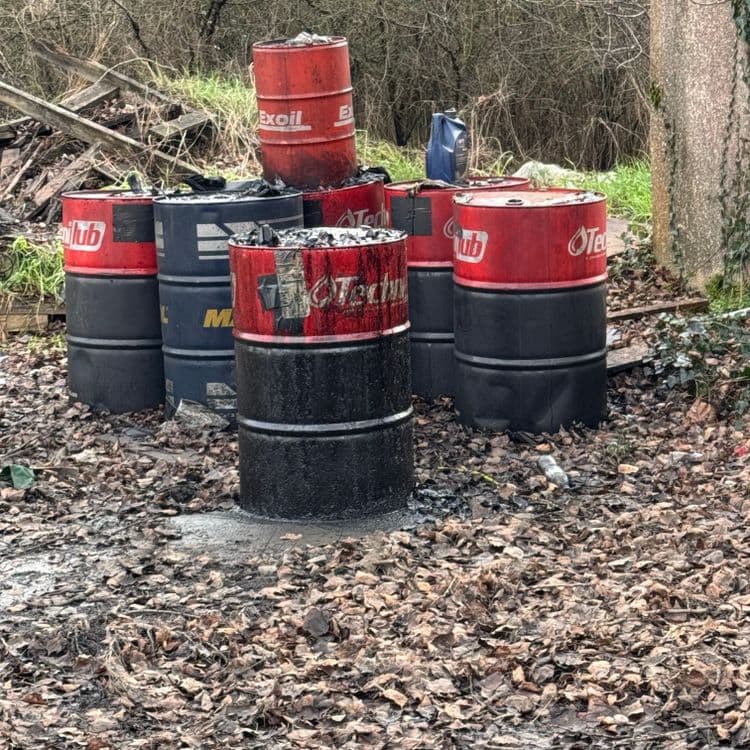 Je constate depuis plus de 1 ans une grosse décharge sauvage de bidons d’huile de voiture et autres déchets polluants 
