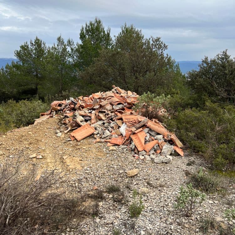 Tuiles et gravats et béton 